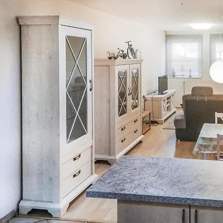 1 Bedroom Awesome In Apartment *